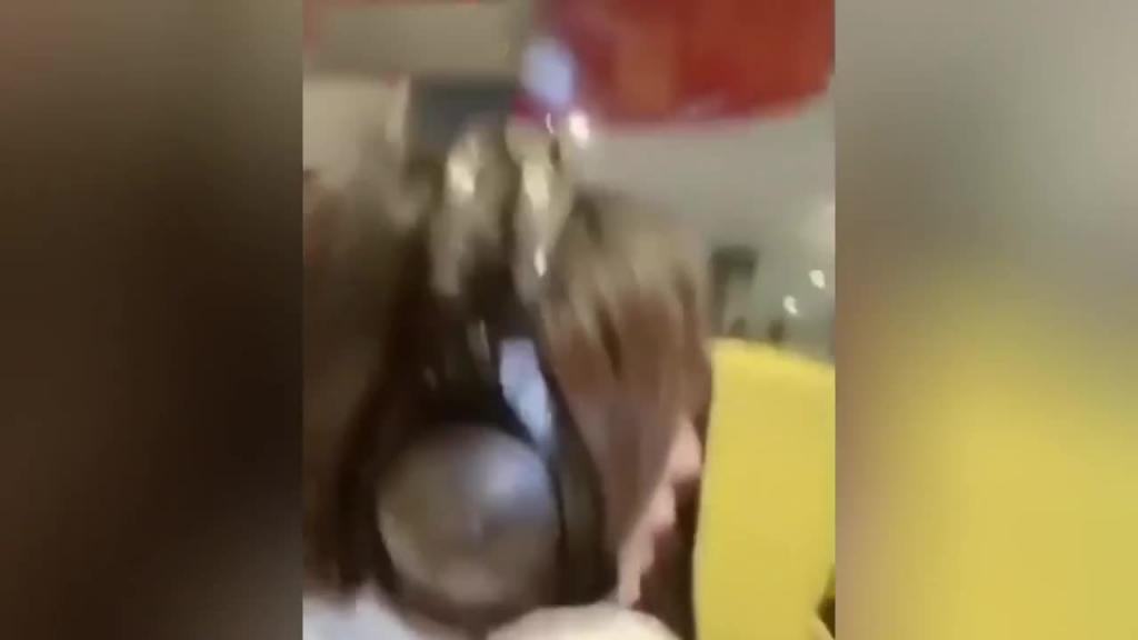 ［泄密自拍］36d大奶子性感少妇齐逼裙没内裤网吧露奶露骚屄紧张又刺激奶头好大憋不住跑车里扣喷 预览截图 7