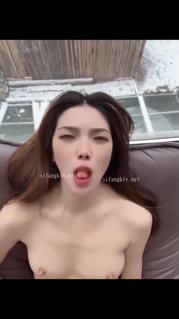 【高端尿差】特制道具一滴都不剩白领美女孙M瑶被变态富二代包养温泉酒店度假自拍性爱SM视频 预览截图 7