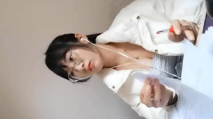 骚货忍不住当着全班师生的面自慰 预览截图 2