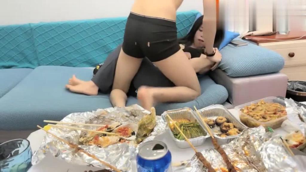 【探花大神】泡良达人约操白衣骚熟女 吃饱喝足沙发上掐脖爆操萝莉学生可爱白虎自慰 预览截图 8