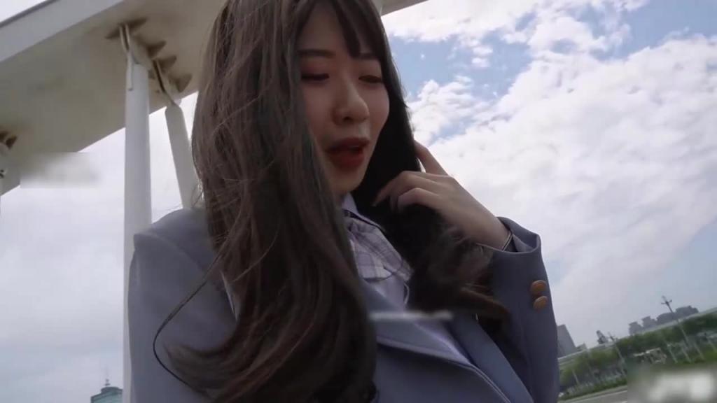 超可爱JK制服少女,首次挑战不穿内裤 预览截图 3