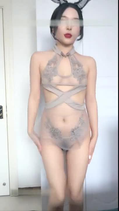 绝对高颜值气质御姐女神主播收费秀房 天使脸庞魔鬼身材 搔首弄姿 揉奶揉穴十分诱人 预览截图 3