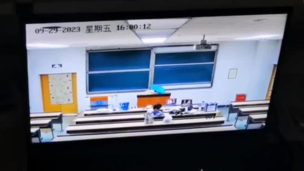 【全网都在找】北京工业大学401教室+烟台科技学院画室,完整原版流出! 预览截图 1