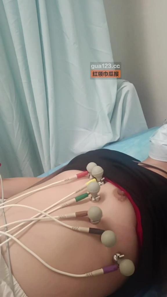 某体检中心变态男医师做心电图并偷拍,多名少女检查视频流出 预览截图 2