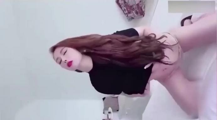 顶级网红【尤妮丝】酒后脱衣勾引男摄影,潜规则 预览截图 10