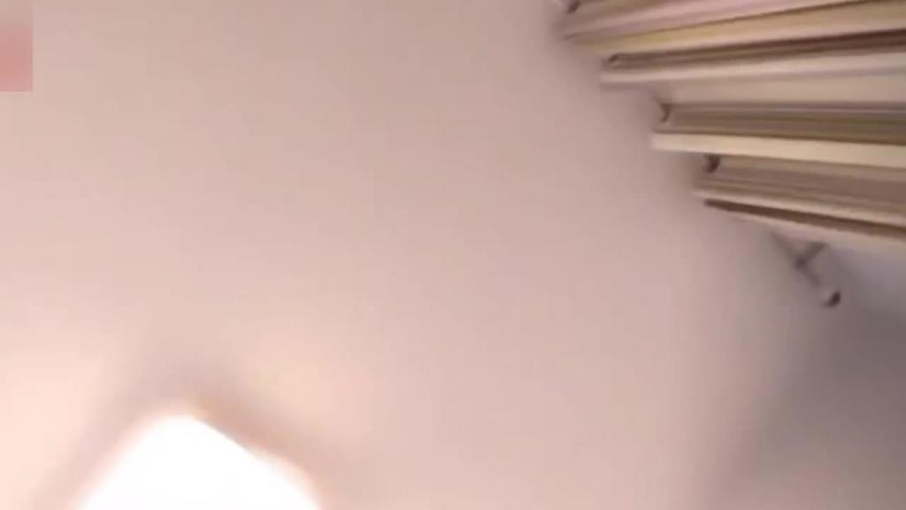 当着女友面操闺蜜全程高能女友一会出来偷看一下最后还内射还帮忙递纸巾 预览截图 3
