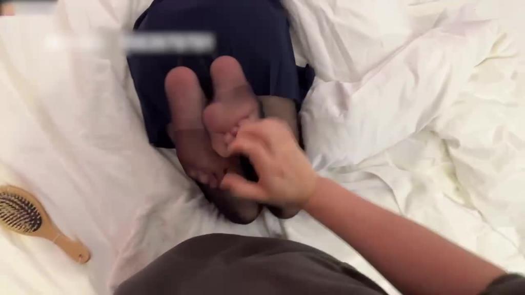 玩弄JK小姐姐的黑丝玉足 预览截图 2