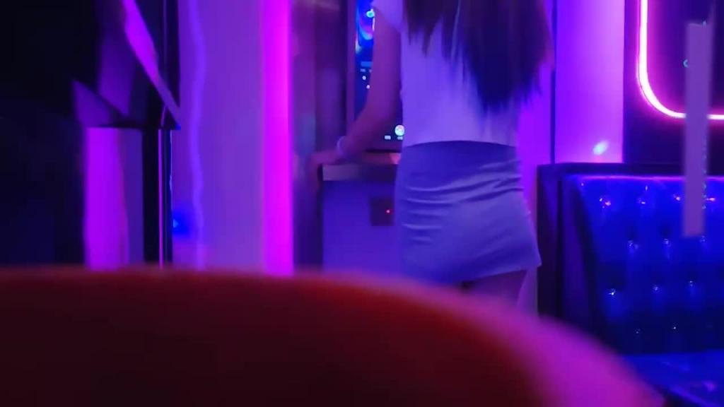 鸭总再现KTV撩小姐姐，她唱歌鸭哥吃奶子玩逼好不刺激，挑逗的小姐姐歌都唱不下去口交大鸡巴才满足 预览截图 1