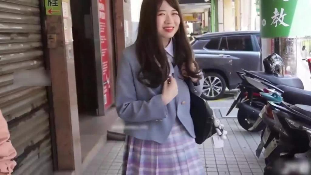 超可爱JK制服少女,首次挑战不穿内裤 预览截图 4