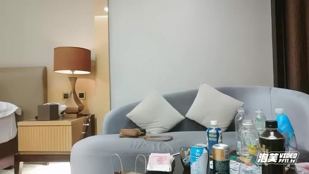 【探花沈先森】 深夜黑衣甜美外围妹，翘起屁股口交摸逼，扶着大屁股后入一下下撞击，妹子受不了呻吟娇喘 预览截图 2