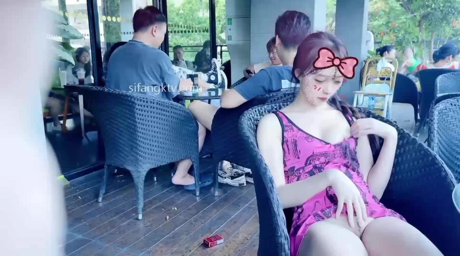 人来人往的咖啡厅大胆的露出嫩逼 预览截图 4