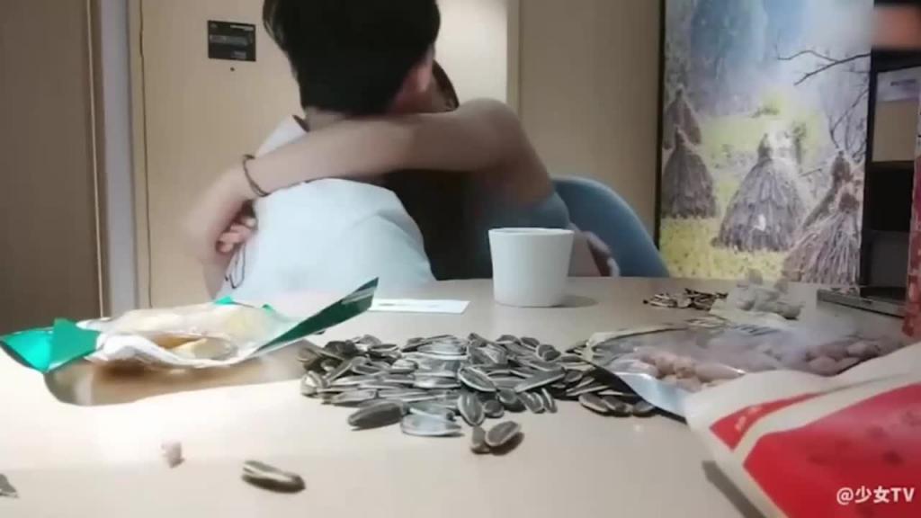 精选-勾搭良家大奶美女同事,长相漂亮奶子大,要射了主动张嘴~~ 预览截图 3