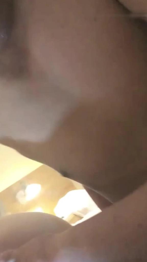 【绿帽淫妻-让兄弟3P老婆】为了还债开直播,老婆被操爽了 预览截图 3