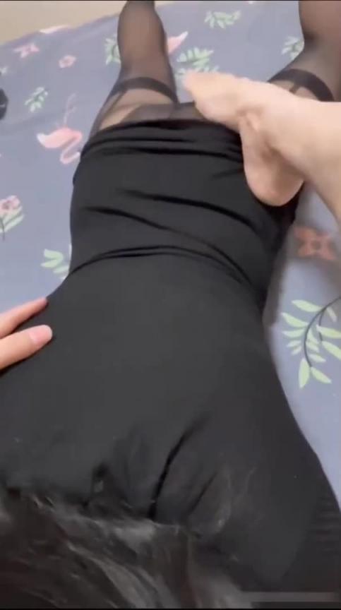 【淫荡人妻打着电话操着逼】人妻的老公出差,她一个人在家看娃,我偷偷来她家,背着她儿子狂操她!中途少妇老公打电话来,我干的太勐,淫荡人妻差点没忍住叫出…. ! 预览截图 3