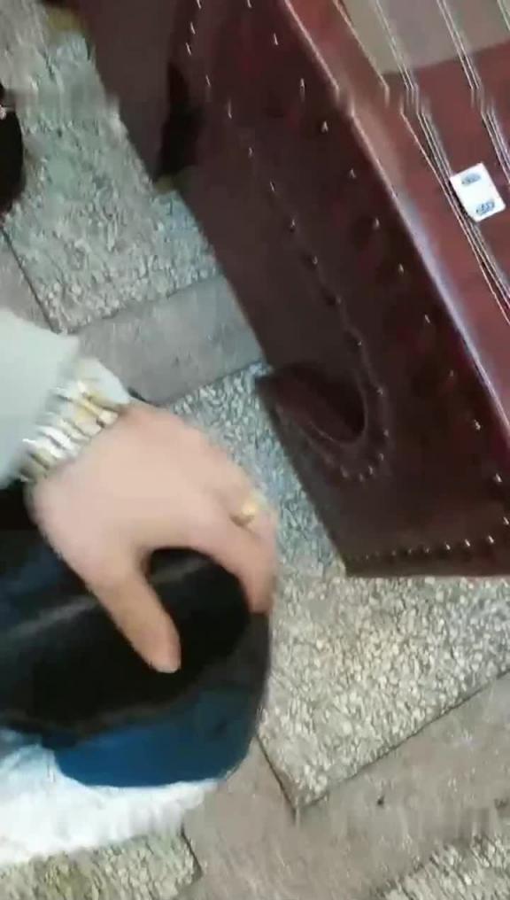 【河南兄妹乱伦事件】兄弟就被亲哥哥洗脑，禽兽哥哥为了挣钱扒套射进逼里 预览截图 4