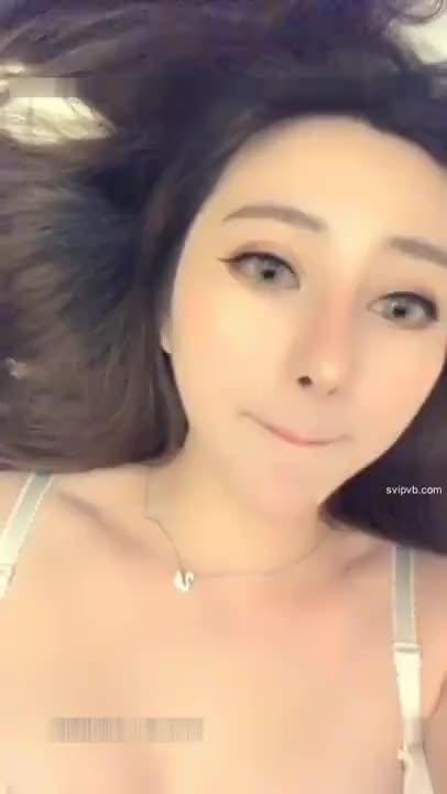 正妹直播主为了报答恩情,下海与这几天刷了很多礼物的中年大叔酒店啪啪做回馈~ 预览截图 1