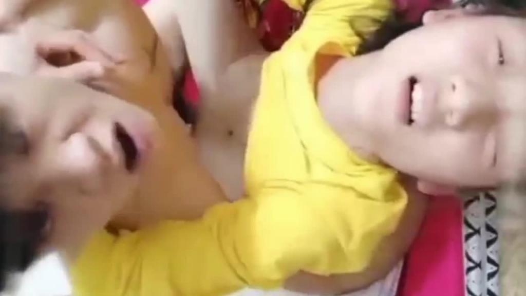 兄妹乱伦 诱骗懵懂亲妹妹直播做爱妹妹的小逼好紧操起来爽死了 预览截图 4