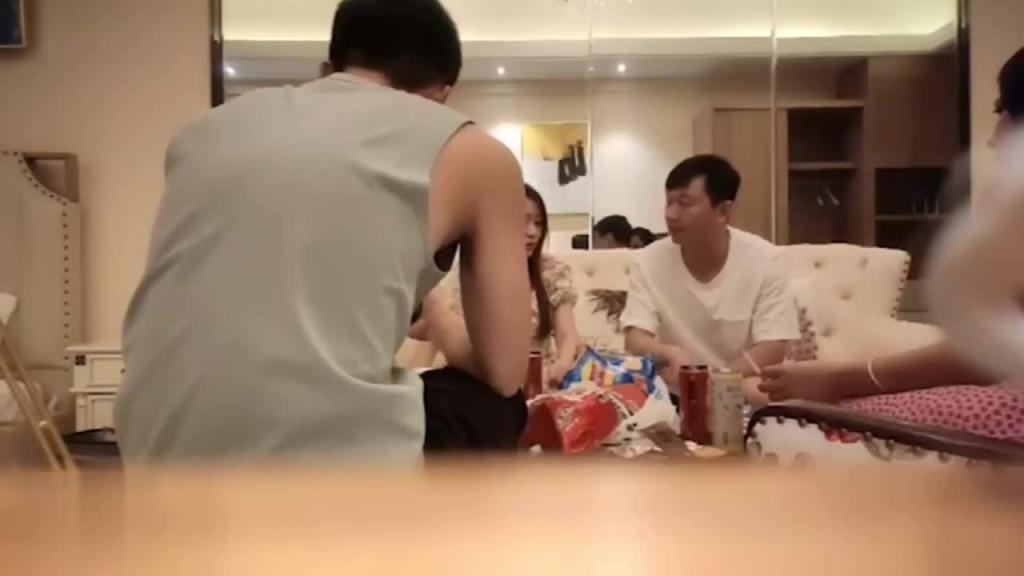 【精选真实换妻】高颜值女友被互换给兄弟操,‘老婆你别让他操你屁眼啊’ 预览截图 5