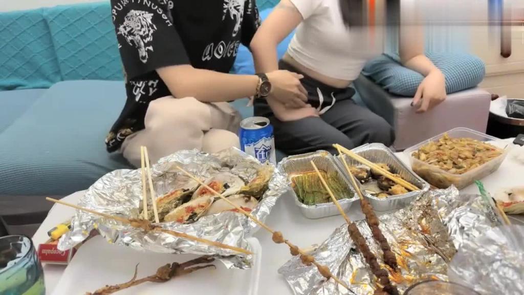 【探花大神】泡良达人约操白衣骚熟女 吃饱喝足沙发上掐脖爆操萝莉学生可爱白虎自慰 预览截图 2