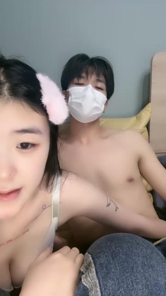 新人下海颜值美女!和小奶狗炮友操逼!主动翘起屁股,掰穴求操,不会调情比较干,搞不进去美女指导 预览截图 4