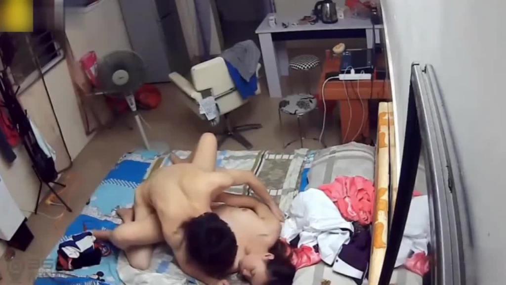 【真实记录】兄妹乱伦激情舔逼,抱在一起聊小时候的事情 预览截图 4