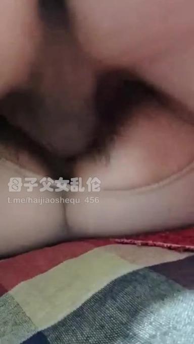 甘肃母子乱伦 绿母儿子网上找单男操骚逼妈妈 妈妈还帮洗单男的鸡巴 预览截图 9