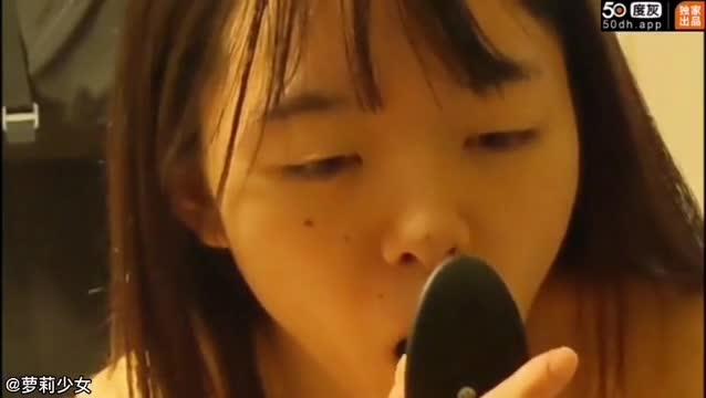【父女乱伦】爸爸教女儿自慰,用自慰棒插入小穴,微乳女儿很乖很听话。 预览截图 4