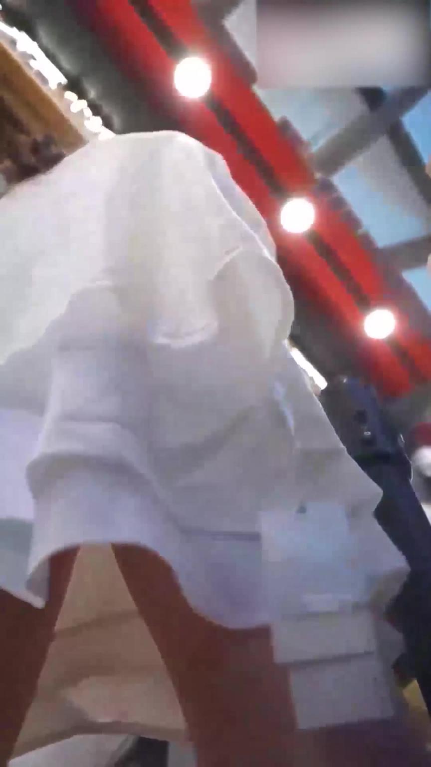 【裙底春光乍泄】高颜值笑容甜美拍抖音的女网红超薄内裤性感蜜臀裂缝正面黑森林还教观众刷礼物 预览截图 3
