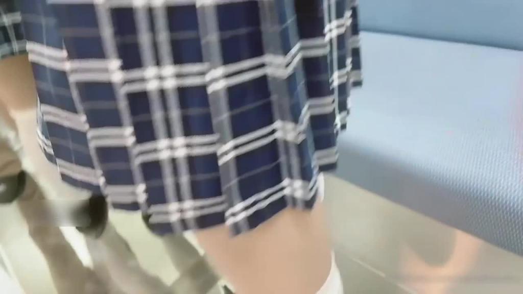 地铁上的JK少女被咸猪手摸小穴,被摸到受不了 预览截图 2
