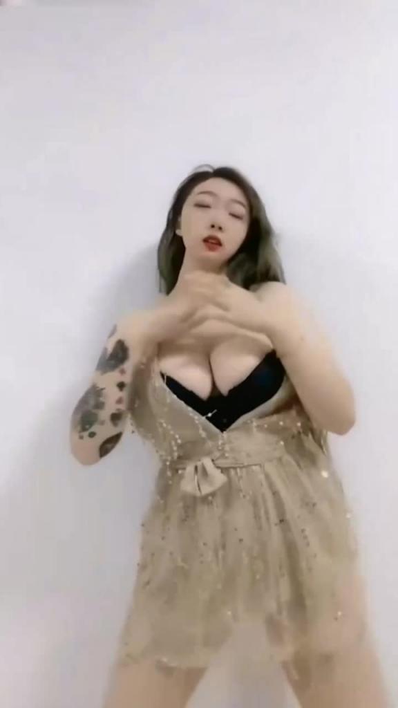 快手主播极品御姐欣妹儿回顾经典大奶裸舞抖奶定制合集 预览截图 2