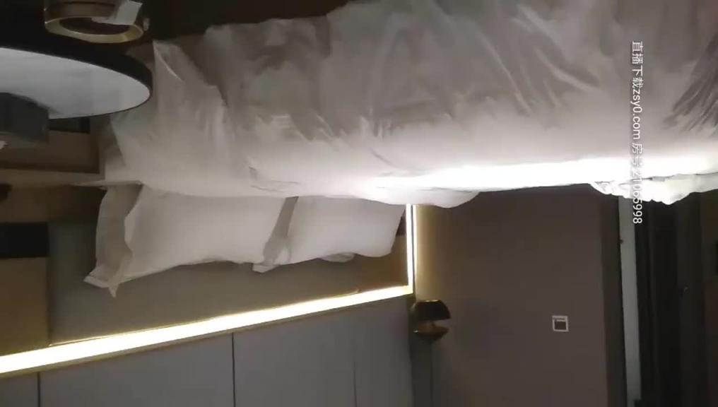 网约黑丝小姐姐来吃鸡,没想到运动外套下竟藏着一对 巨乳~ 预览截图 11