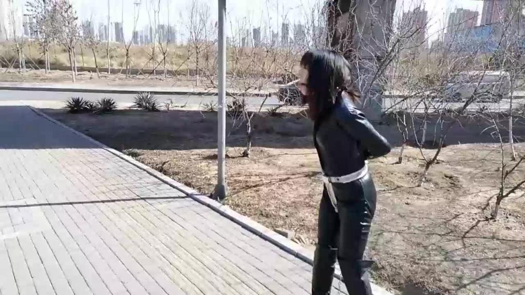 【国产调教】女奴皮裤跳蛋口塞捆绑户外调教_看路牌有同城的吗?被人围观居然不听指挥害羞逃跑。抓回家里直接倒吊惩罚强制高潮 预览截图 1