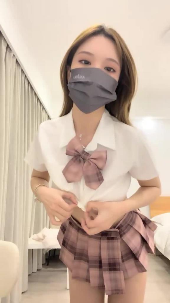 JK装极品美少女!超棒身材豪乳!解开衣服大奶晃动,站立一字马抬腿,翘起美臀摸穴,跳蛋震动极度诱惑 预览截图 7