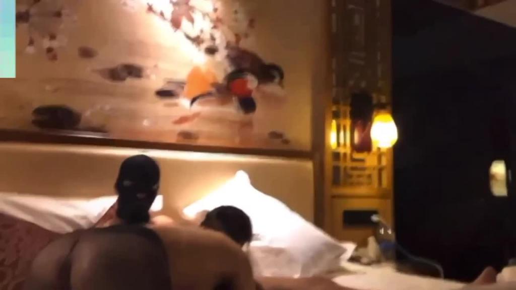 真实气质空姐被单男3P，奶子又大又圆，淫水泛滥轮流操！粉嫩小穴完美身材，这可能就是很多人喜欢空姐... 预览截图 6