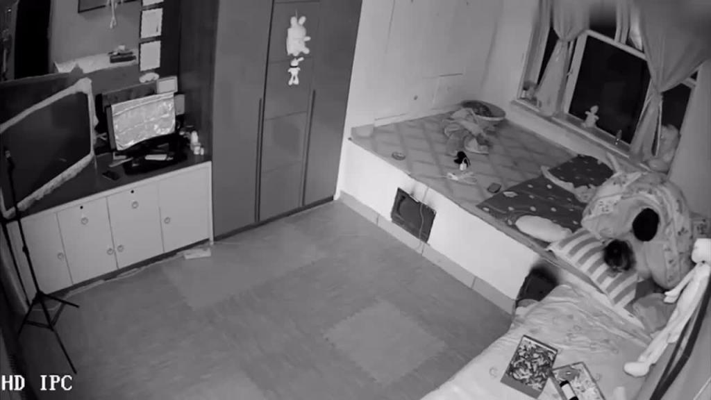 【监控破解】东北大炕真实乱伦一家亲 预览截图 4