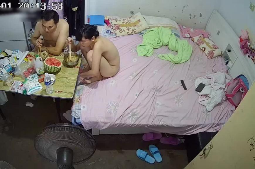 【毁三观-女儿在家全裸勾引父亲】监控偷拍,女儿都上高中了,还在家全裸勾引父亲 预览截图 12