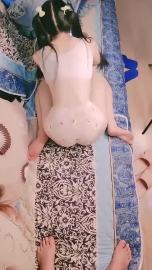 【萝莉系列】调教极品萝莉同事的女儿无套打桩馒头嫩逼 预览截图 2
