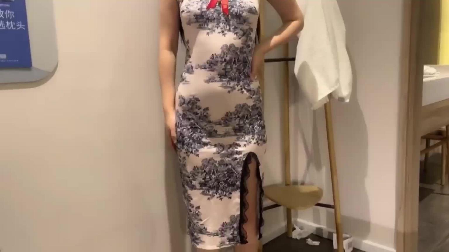 新婚伴娘还没出酒店就被操了 性感旗袍高跟美腿 预览截图 1
