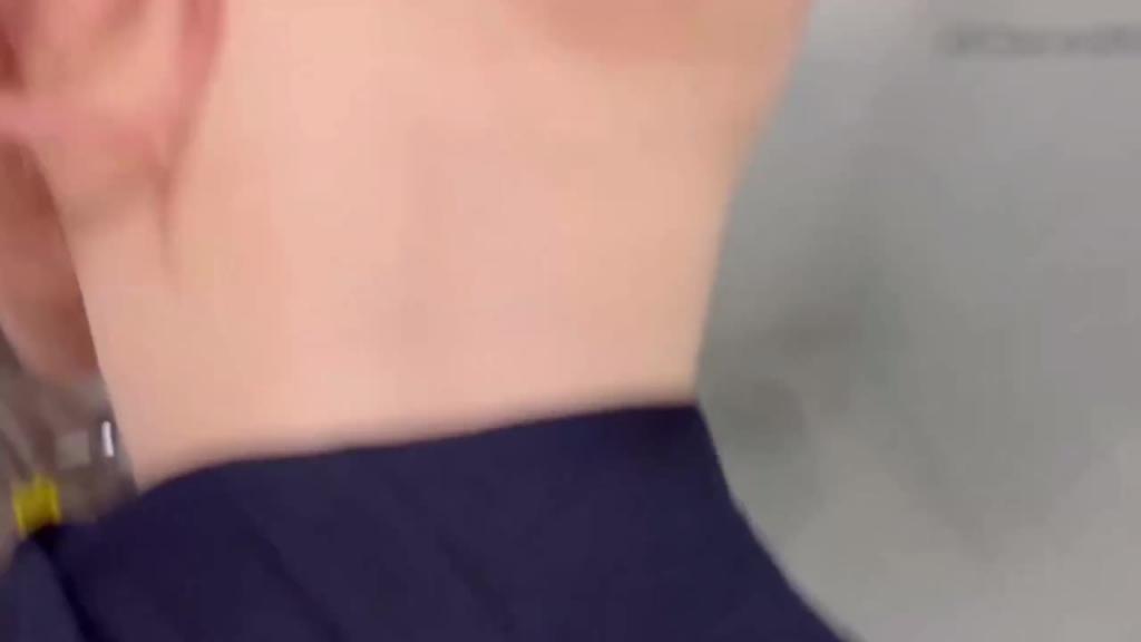 双马尾jk女孩被拉到公园拍写真,拍到一半被拉进厕所狂草 预览截图 4