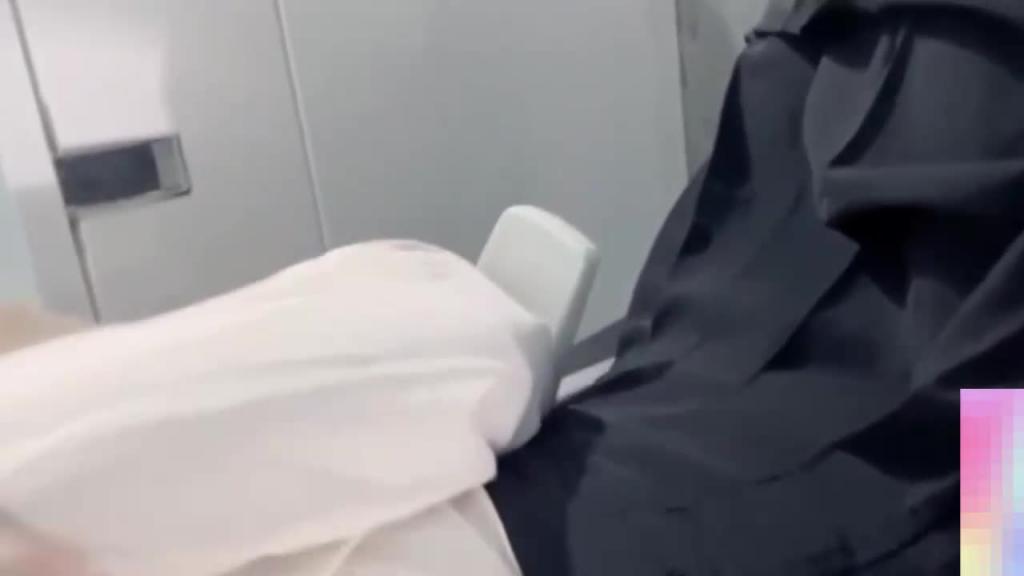 最新封神兄妹乱伦彤彤和朋友打电话被我按倒爆禽 预览截图 1