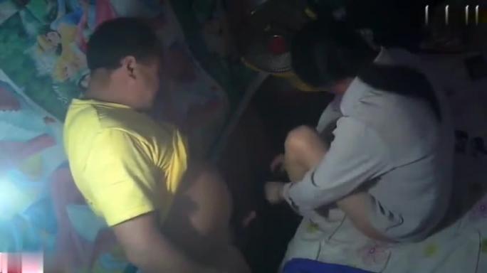 【真实母子乱伦】妈妈来城里看儿子,儿子下班穿着工服直接开干 预览截图 4