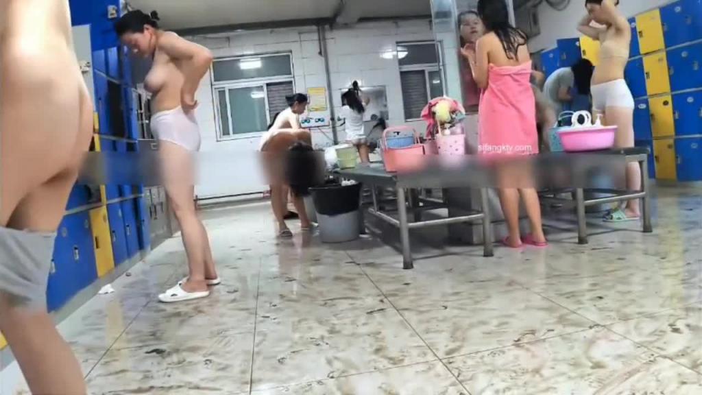 【大澡堂偷拍】东北大澡堂洗澡偷拍好多好多各种极品！ 预览截图 3