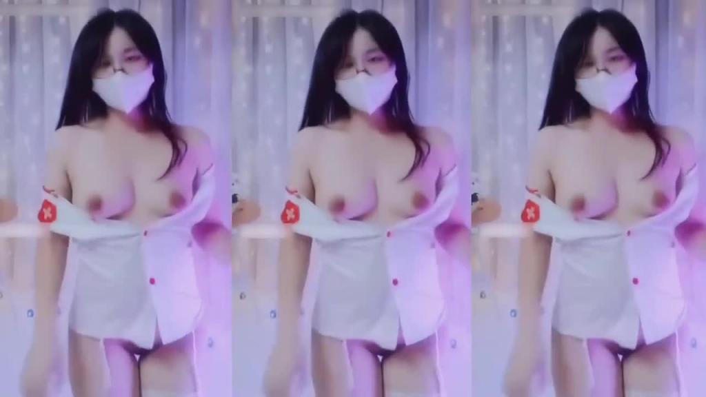 快手主播大桃子姐姐最新土豪定制大尺度制服 预览截图 1