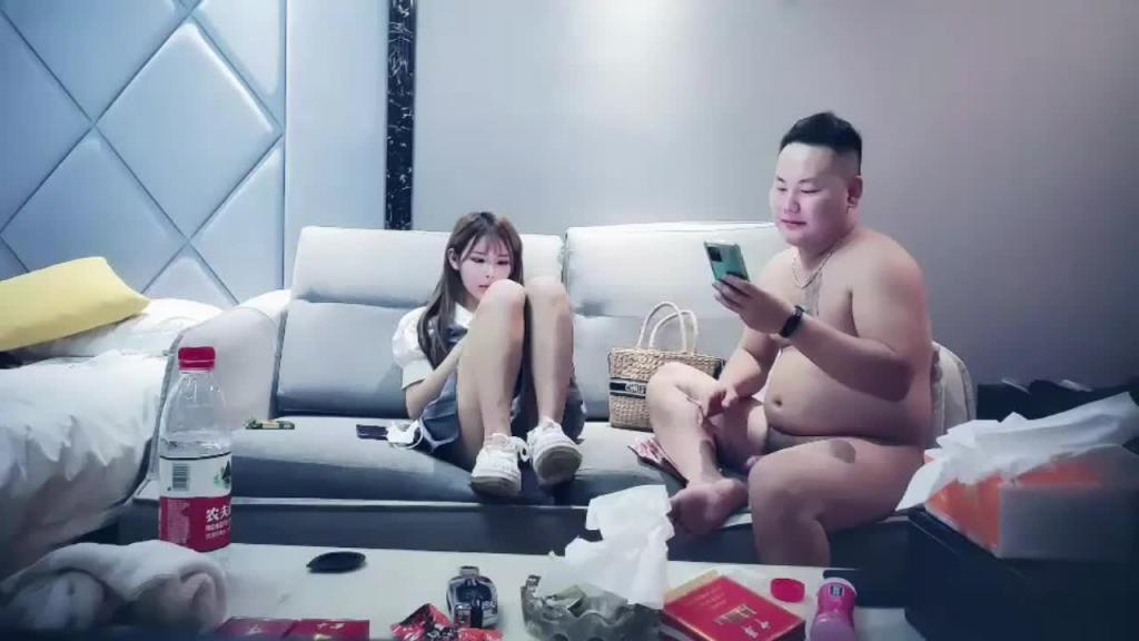 【探花寻欢】约炮外围妹纸埋头深喉泰山压顶操的嗷嗷叫 预览截图 6