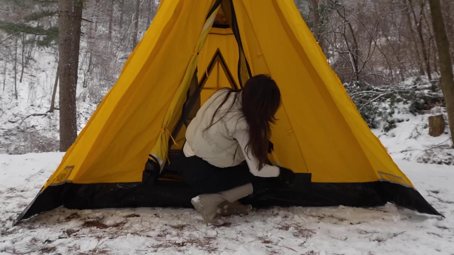 在雪林冰冻小屋的充气帐篷里露营 预览截图 2