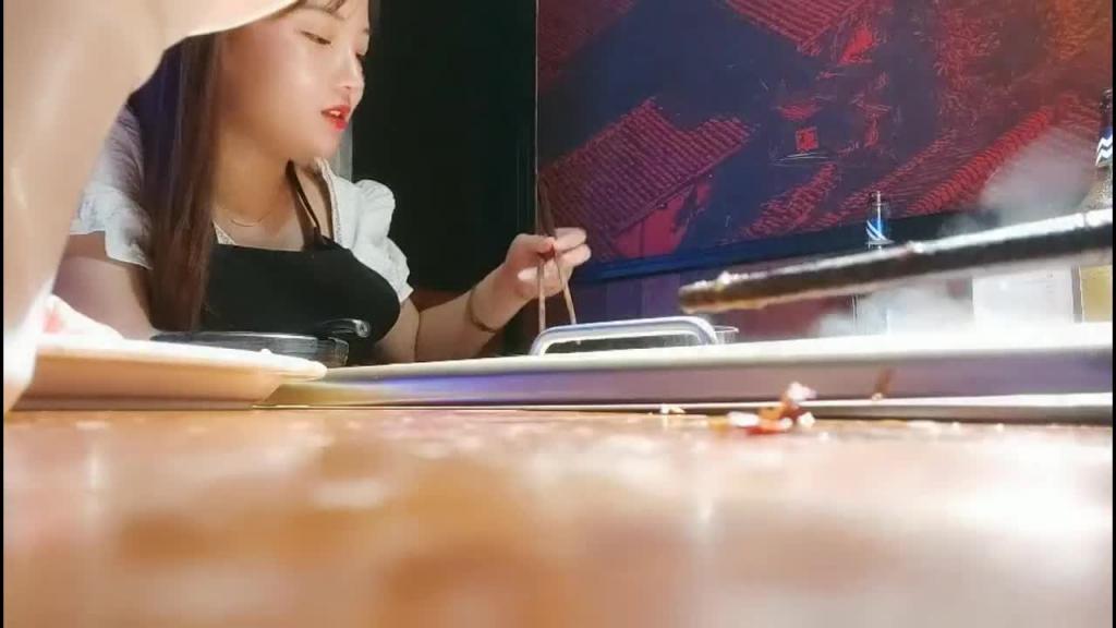 【良家无套内射】极品颜值良家美女__一顿火锅带回酒店内射 预览截图 4