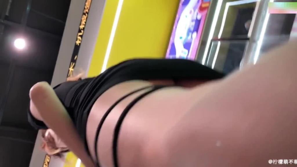 包臀美女不穿内裤逛街,被大哥伸进包臀群里摸逼 预览截图 2