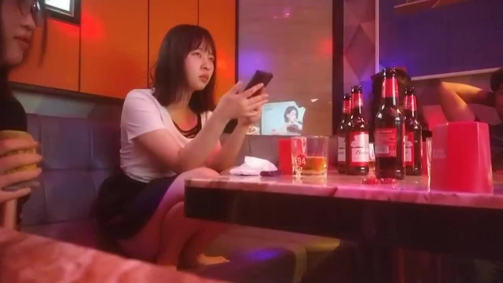 KTV激情不眠夜,三男三女唱歌玩成人游戏 预览截图 9
