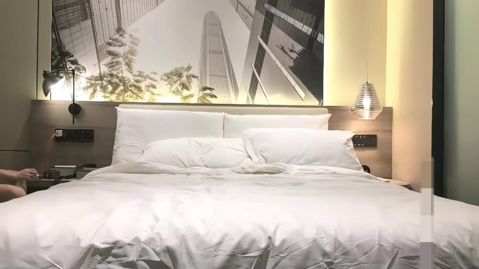 苗条嫩妹啊!舌吻调情主动骑乘摇曳!疯狂后入操 预览截图 7