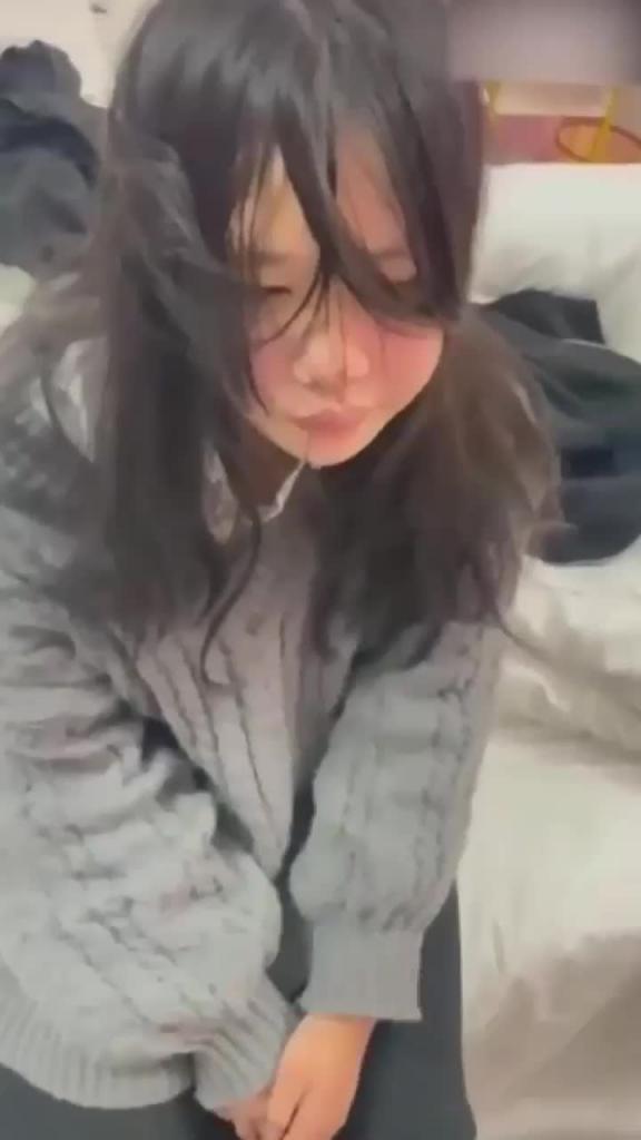 {江苏霸凌强奸事件}00后学生妹被一群精神小妹殴打霸凌,最后被黑社会老大强奸,真是禽兽不如! 预览截图 4